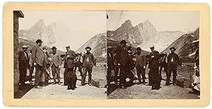 Stereo, Groupe d'hommes en randonnée en montagne, mules, lieu à identifier, circa 1900