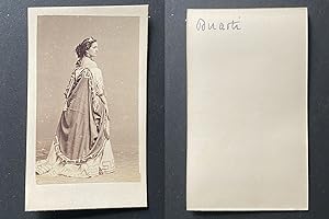 La comédienne ou cantatrice Duarti, en costume de théâtre antique, circa 1860
