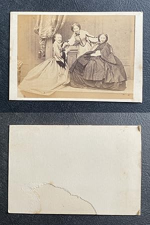 Trois femmes en crinoline en pose, deux soeurs jumelles ? circa 1860