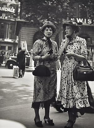 De Modinetjes, Parijs 1946, gelatin silver print (SIGNED)