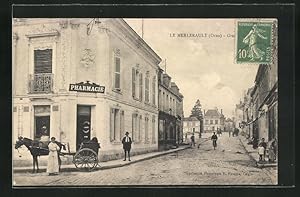 Carte postale Le Merlerault, vue de la rue avec des passants
