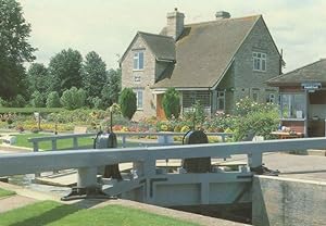 Pinkhill Lock on River Thames Postcard