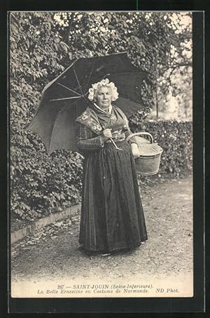 Carte postale Saint-Jouin, La Belle Ernestine en Costume de Normande