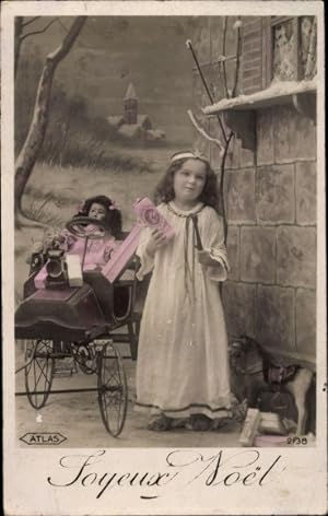 Ansichtskarte / Postkarte Frohe Weihnachten, Mädchen mit Geschenken, Puppe, Fahrzeug