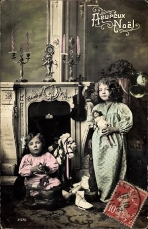 Ansichtskarte / Postkarte Glückwunsch Weihnachten, Mädchen mit Puppen und Schaukelpferd vor dem K...