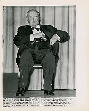 NO TIME FOR REPLACEMENT - An original 20 April 1959 press photograph of Winston S. Churchill spea...