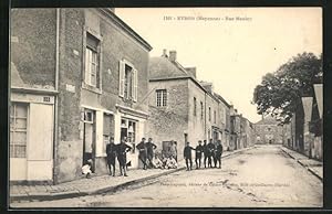 Carte postale Evron, Rue Maulny, vue de la rue avec des soldats