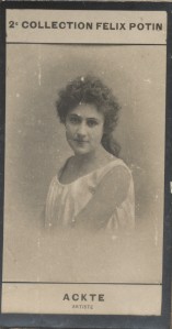 Photographie de la collection Félix Potin (4 x 7,5 cm) représentant : Mme Aïno Ackté, chanteuse d...