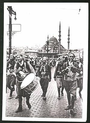 Fotografie Ansicht Konstantinopel, Volksaufzug in Stambul während der Trachtenwoche