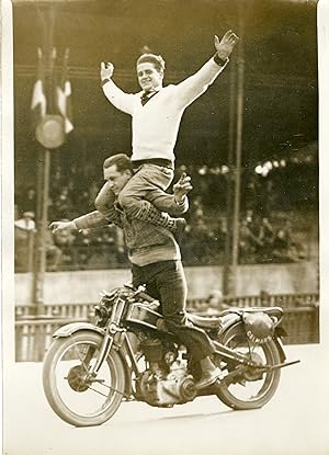 "Les CELMAR : ACROBATIE MOTOCYCLISTE 1931" Photo de presse originale G. DEVRED Agence ROL Paris (...