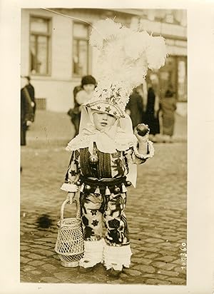"JEUNE GILLE au CARNAVAL DE BINCHE 1932" Photo de presse originale par G. DREVED / Agence ROL Par...