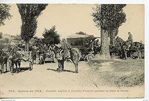 CPA WW1 GUERRE DE 1914. CAVALIER ANGLAIS ET CAVALIER FRANCAIS PENDANT UN DEFILE DE TURCOS 1915