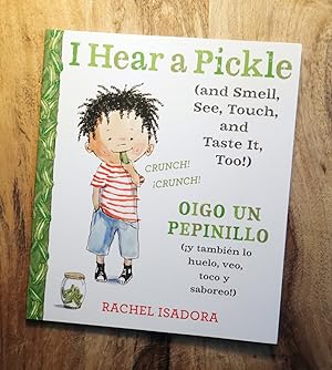 I HEAR A PICKLE/OIGO UN PEPINILLO (and Smell, See, Touch, and Taste It, Too!)/y Tabien Lo Huelo, ...