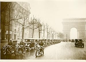 "Défilé des GROS LOTS de la DETTE 1931" Photo de presse originale G. DEVRED Agence ROL Paris (1931)
