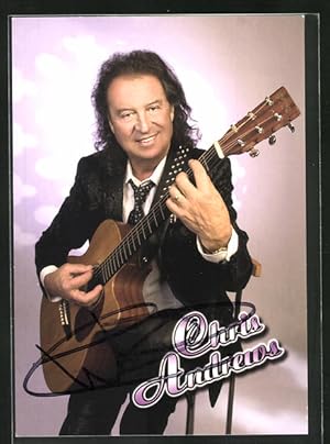 Künstler-Ansichtskarte sign.: Chris Andrews, mit seiner Gitarre abgelichtet, 50 Jahre on Stage, A...
