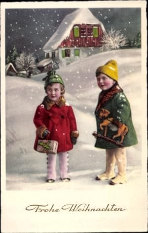 Ansichtskarte / Postkarte Glückwunsch Weihnachten, Kinder mit Spielzeugpferd und Geschenk im Schnee