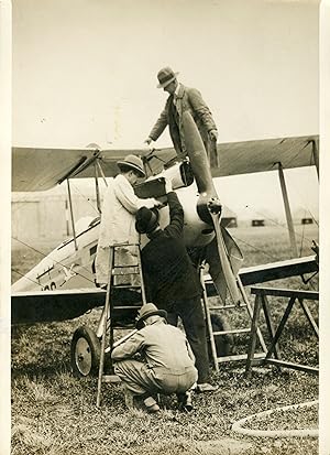 "COUPE DUNLOP d'AVIONS à ORLY 1931 (Poinçonnage d'un avion)" Photo de presse originale G. DEVRED ...
