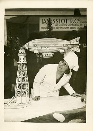 "DIRIGEABLE R.101 (EXPOSITION CULINAIRE à l'OLYMPIA de LONDRES 1930)" Photo de presse originale G...