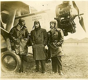 "Les aviateurs Joseph TOUGE, Jean REGINENSI, Roger LENIER" (devant leur avion FARMAN LORRAINE en ...