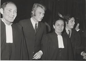 "Johnny HALLYDAY accompagné de ses avocats Gilles DREYFUS et Elsie MAYER" Photo de presse origina...