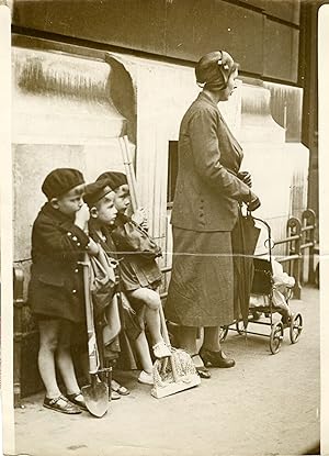 "Les DÉPARTS en VACANCES du 1er Août 1931 GARE ST-LAZARE" Photo de presse originale G. DEVRED Age...