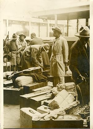 "MALGACHES QUITTANT L'EXPOSITION COLONIALE de 1931 GARE DE LYON" Photo de presse originale G. DEV...