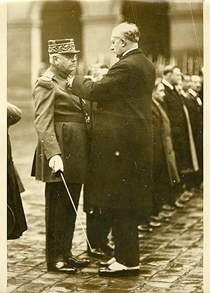 "Général Prince de MONACO décoré en 1931 par Monsieur MAGINOT, Ministre de la Guerre" Photo de pr...