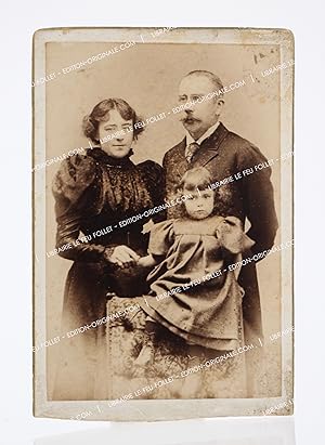 Portrait photographique de la tante de Louis-Ferdinand Céline, accompagnée de sa fille et son mari