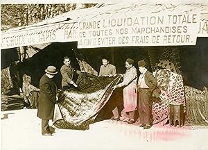 "Liquidation des tapis au PAVILLON DE TUNISIE de l'EXPOSITION COLONIALE de 1931" Photo de presse ...