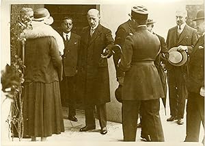 "Mr MANCERON visite le PAVILLON DE TUNISIE à l'EXPOSITION COLONIALE de 1931" Photo de presse orig...