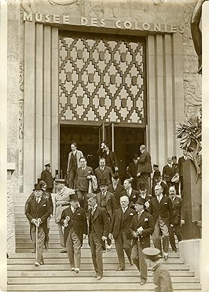 "L'émir Fayçal Roi d'Irak à l'EXPOSITION COLONIALE de 1931 accompagné de Mr OLLIVIER, gouverneur ...