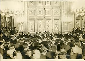 "Mr Aristide BRIAND présidant la S.D.N. à Paris le 16 Novembre 1931 en présence à sa gauche de Si...