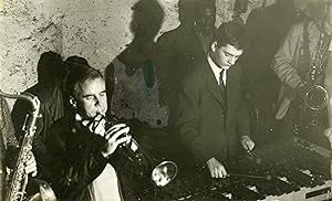 "Dany DORIZ (vib) et Gilles THIBAUT (tp) au CHAT QUI PÊCHE fin 50" Photo originale argentique d'é...