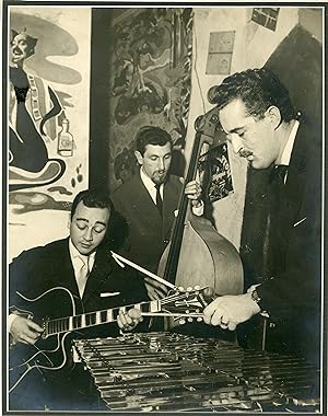 "Michel HAUSSER (vibraphone), Pierre CULLAZ (guitare), Pierre SIM (contrebasse) 1957" Photo origi...