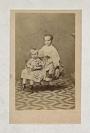 Kinderbild. Porträtfotografie von Ludwig Angerer, Wien. Albuminabzug im Carte de visite-Format.