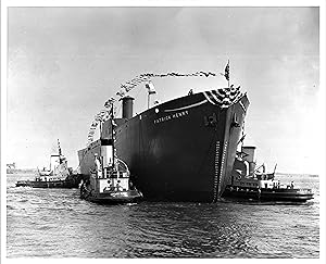 VINTAGE PHOTOGRAPH OF LAUNCHING OF THE FIRST "LIBERTY SHIP," SS PATRICK HENRY