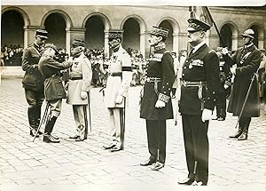 "Le Général WEYGAND remet au Général WALCH les insignes de Grand Officier de la Légion d'Honneur ...