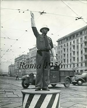 Fotografia originale, Un vigile urbano di Roma dirige il traffico 1956ca