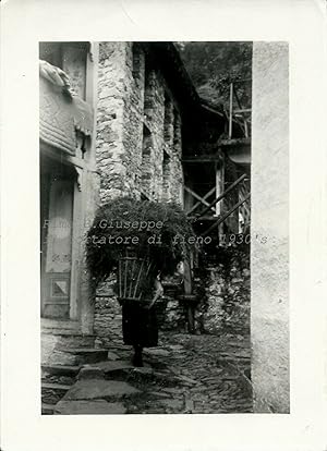 Rara fotografia originale, Rima S.Giuseppe (Vercelli) portatore di fieno 1930's