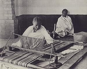 Les Tisseuses Malgaches [Malagasy Weavers]