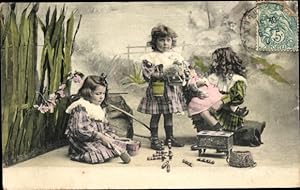 Ansichtskarte / Postkarte drei Mädchen beim Spielen, Puppe