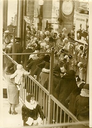 "Vitrine de jouets MAGASINS DU LOUVRE 1931" Photo de presse originale G. DEVRED / Agence ROL Pari...