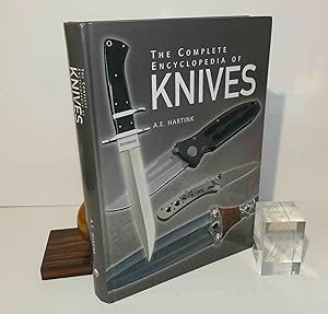 The Complete Encyclopedia of Knives. Chartwell books inc. 2005.