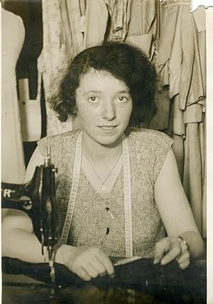 "Marie RICHARDOT 1ère du Concours couture 1931" Photo de presse originale par G. DEVRED / Agence ...