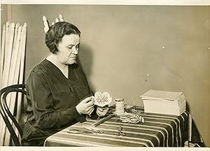 "Confection d'une fleur en perles par une femme aveugle 1931" Photo de presse originale par G. DE...