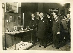 "Mr LAUTIER visite l'Exposition d'art organisée par la France Artisanale le 6 Avril 1930" Photo d...