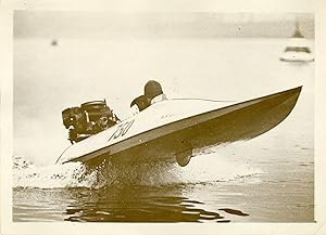 "Mr SHILMAN avec son NON SEQUITUR X sur le Lac WELSH HART à LONDRES" Photo de presse originale G....