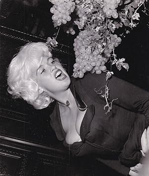 Original photograph of Jayne Mansfield eating grapes at a party in Berlin, circa 1961