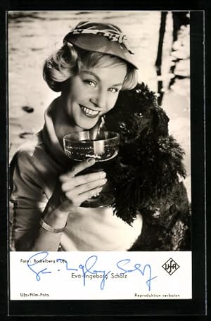 Ansichtskarte Schauspielerin Eva-Ingeborg Scholz zusammen mit ihrem Hund, Autograph