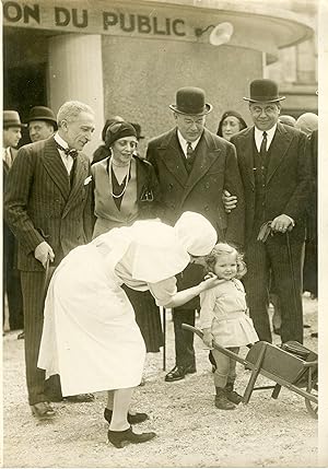 "Inauguration du Square d'enfant Place Baptiste-Renard le 16 mai 1931" De gauche à droite: le Doc...